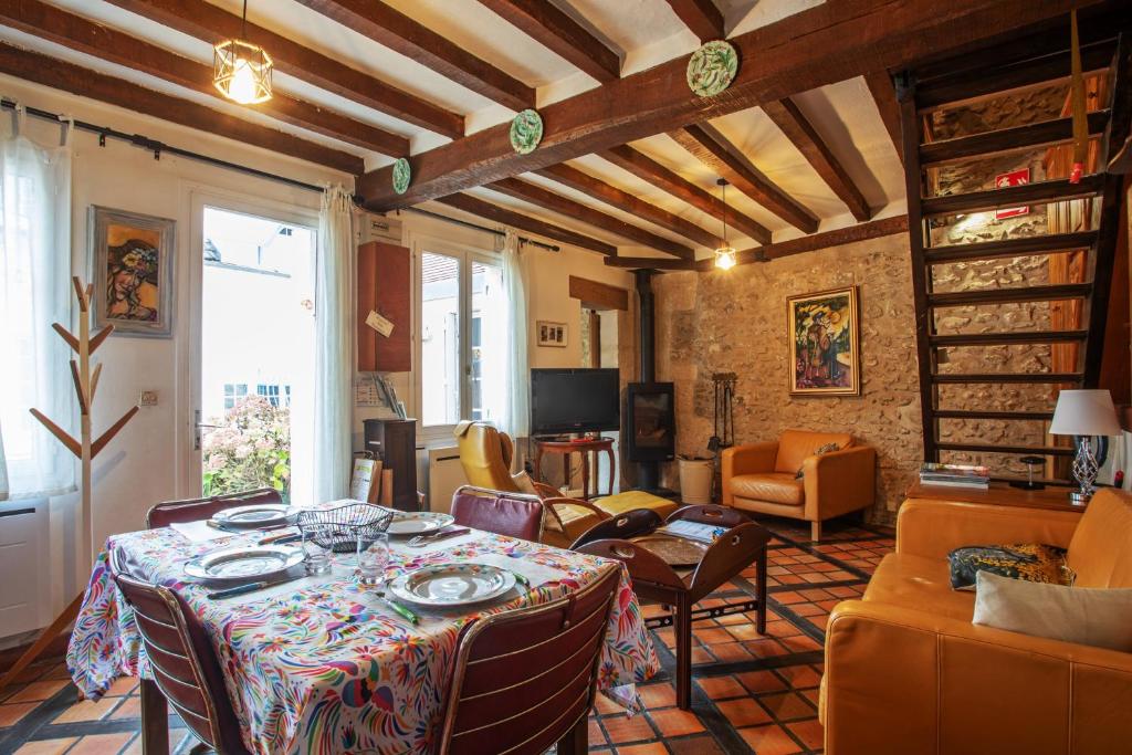 Μια τηλεόραση ή/και κέντρο ψυχαγωγίας στο Au Chemin de la Forêt - Maison pour 4p