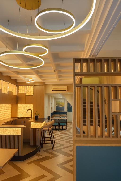 里昂Lyo Hôtel - Centre Lyon Perrache的设有一个大型圆形天花板的办公大厅