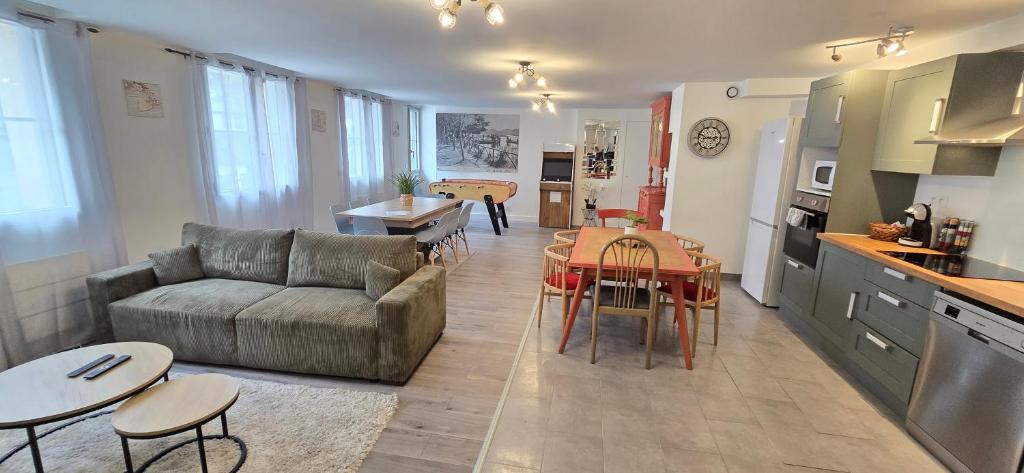 Kuchyň nebo kuchyňský kout v ubytování L'arcade Grand appart 10 pers-400m du sanctuaire 3 chambres 2 SDB arcade baby foot