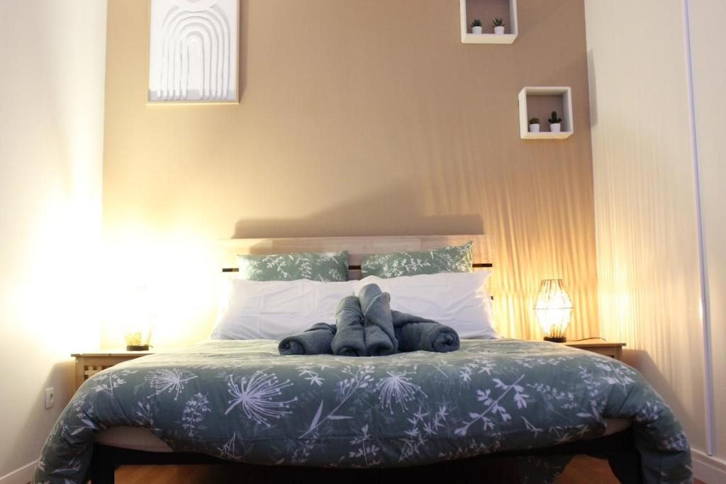 Ένα ή περισσότερα κρεβάτια σε δωμάτιο στο Le Nid du Château Sully-sur-Loire