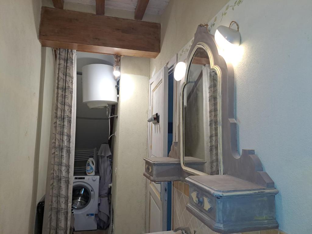 Rustico La Tinaia في Montigiano: حمام مزود بحوض ومِرآة