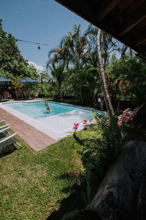 蜜岛Bossa Beach House的游泳池,有两人游泳