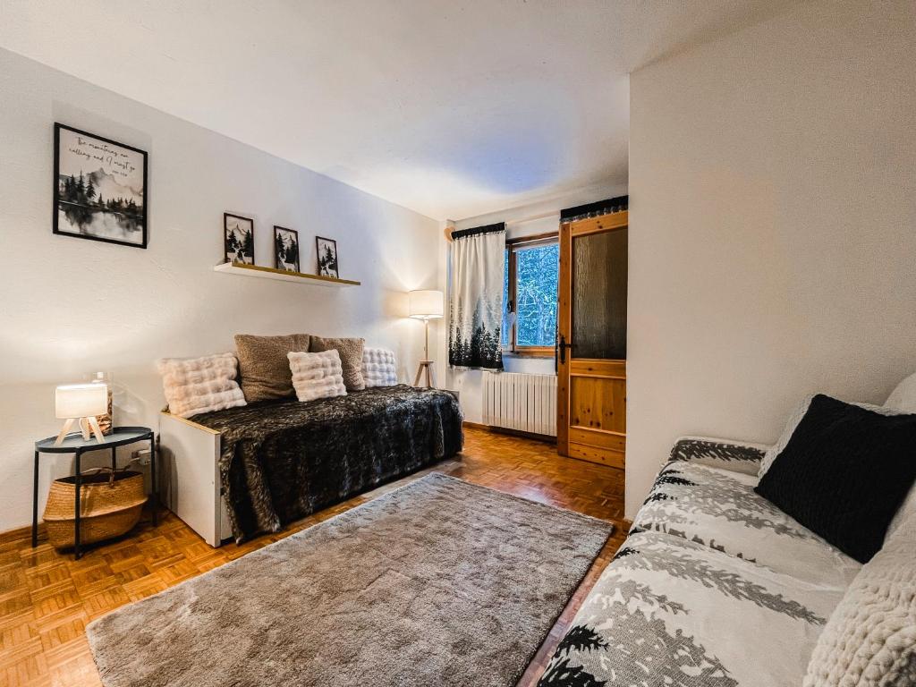 En eller flere senge i et værelse på Petit Frachey - Poluc Apartments Monolocale