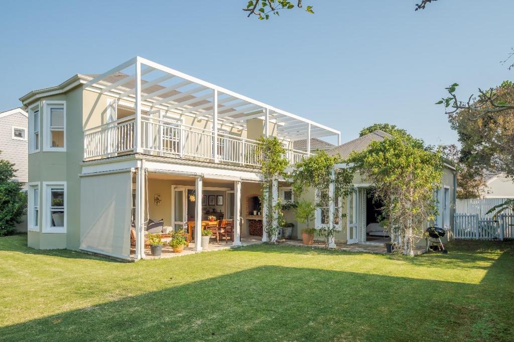 Κήπος έξω από το Sunny Thesen Islands Cottage