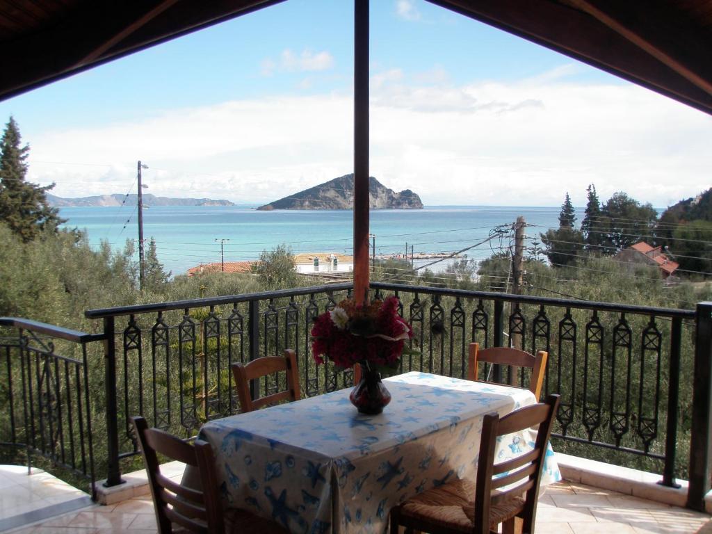 un tavolo su un balcone con vista sull'oceano di Dakis Studios a Keríon
