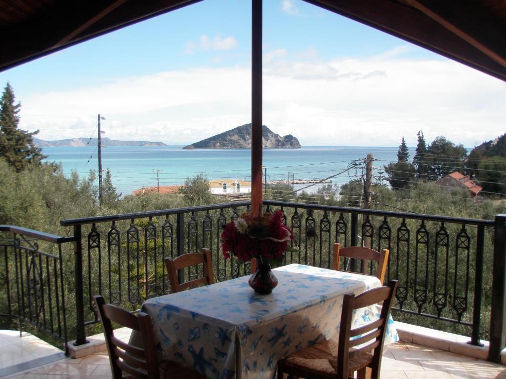 uma mesa na varanda com vista para o oceano em Dakis Studios em Kerion