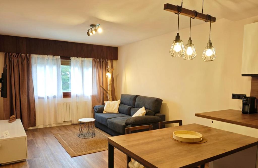 a living room with a couch and a table at Apartamento Cumbre Loba in La Pinilla