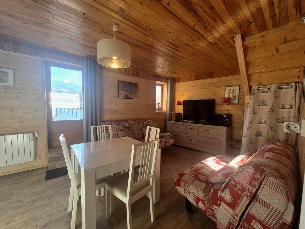 una cucina e una sala da pranzo con tavolo e sedie di Appartement 4pers - Hyper centre Bourg St Maurice a Bourg-Saint-Maurice