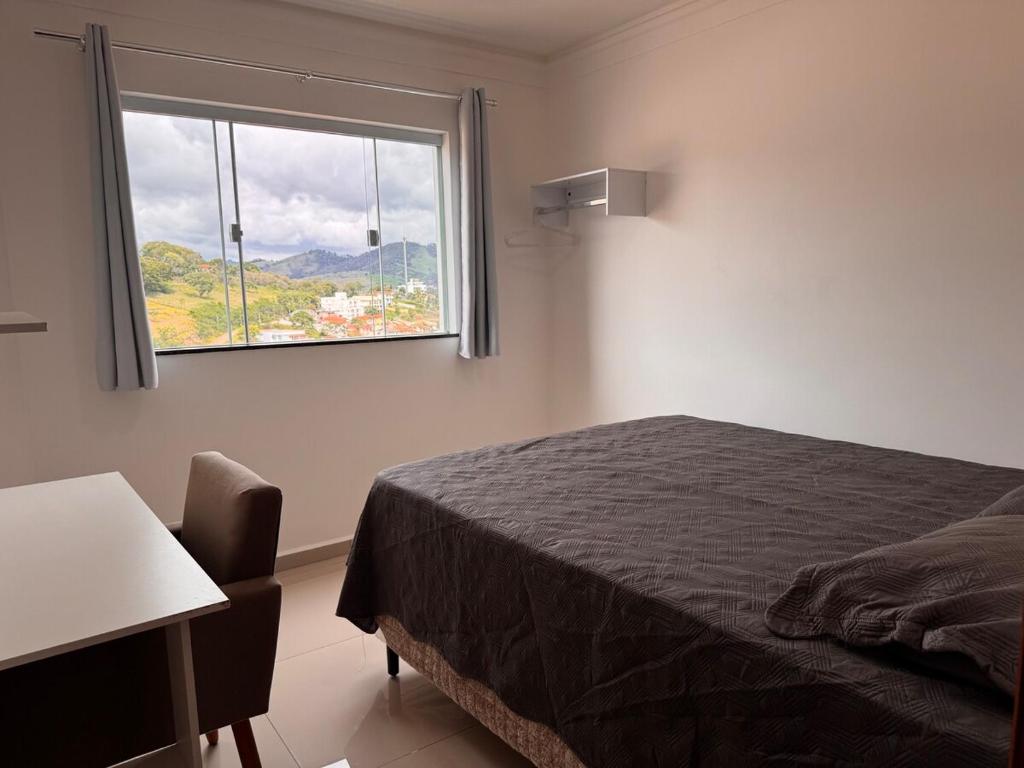 En eller flere senge i et værelse på Casa tipo apartamento aconchegante a 3 minutos do Centro e Parque das Águas com vista para as montanhas