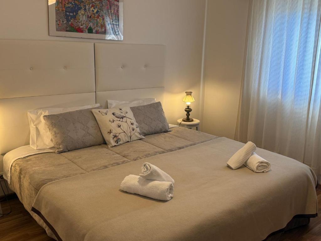 a bed with two white towels on top of it at Anjú-Pardal in Mogadouro