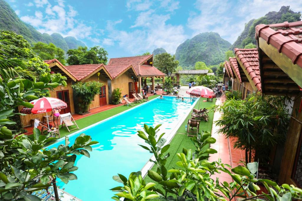 For You Ninh Binh Boutique في نينه بينه: مسبح في منتجع فيه جبال في الخلف