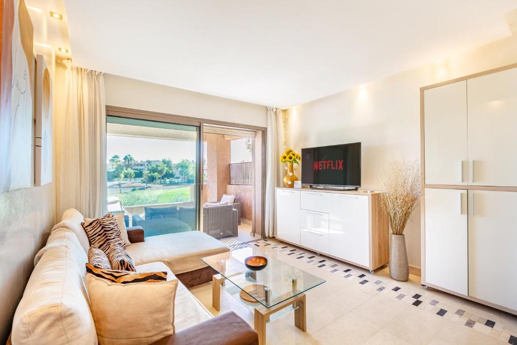 TV a/nebo společenská místnost v ubytování Golf View Escape