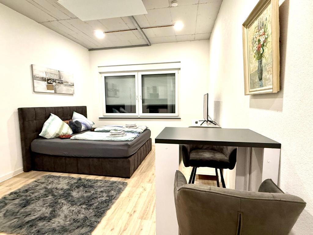 Postel nebo postele na pokoji v ubytování NEU wunderschöne Goldstadt Suite am Schlössle Zentrum Pforzheim