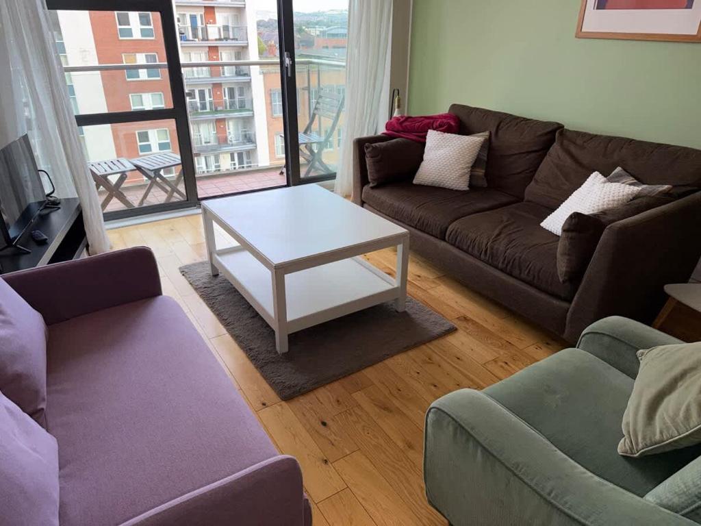 Et opholdsområde på Belfast City Centre 2 Bedroom Apartment Sleeps 7 Free Private Parking
