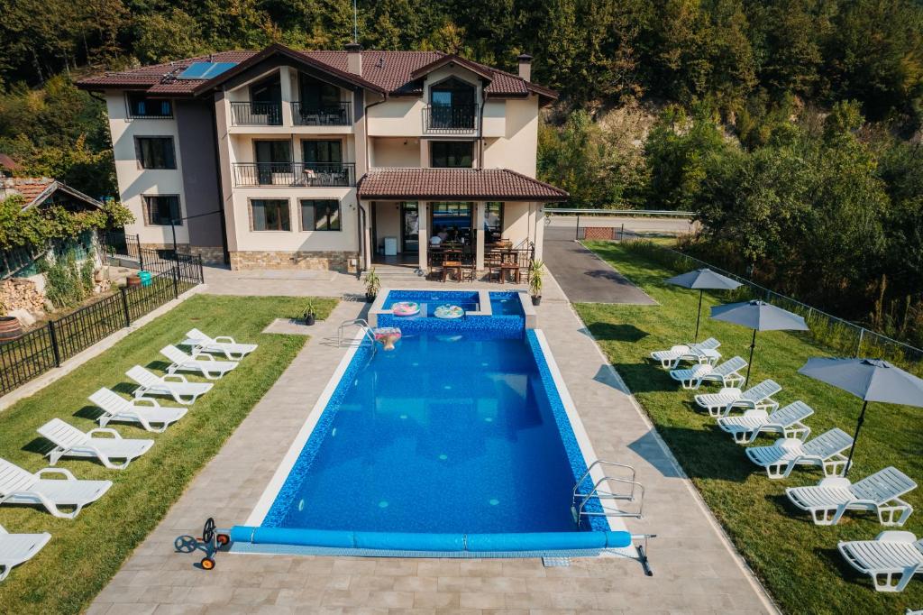 una vista aérea de una casa con piscina en Къща за гости Бели Осъм, en Beli Osŭm