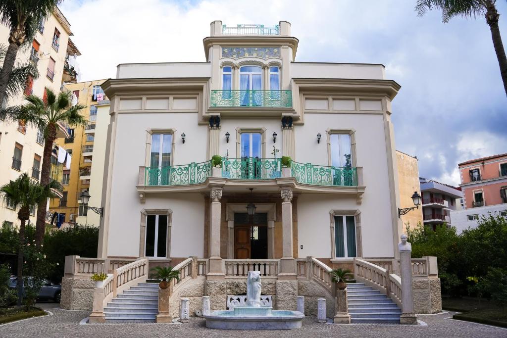 Mặt tiền/cổng chính của Villa Liberty