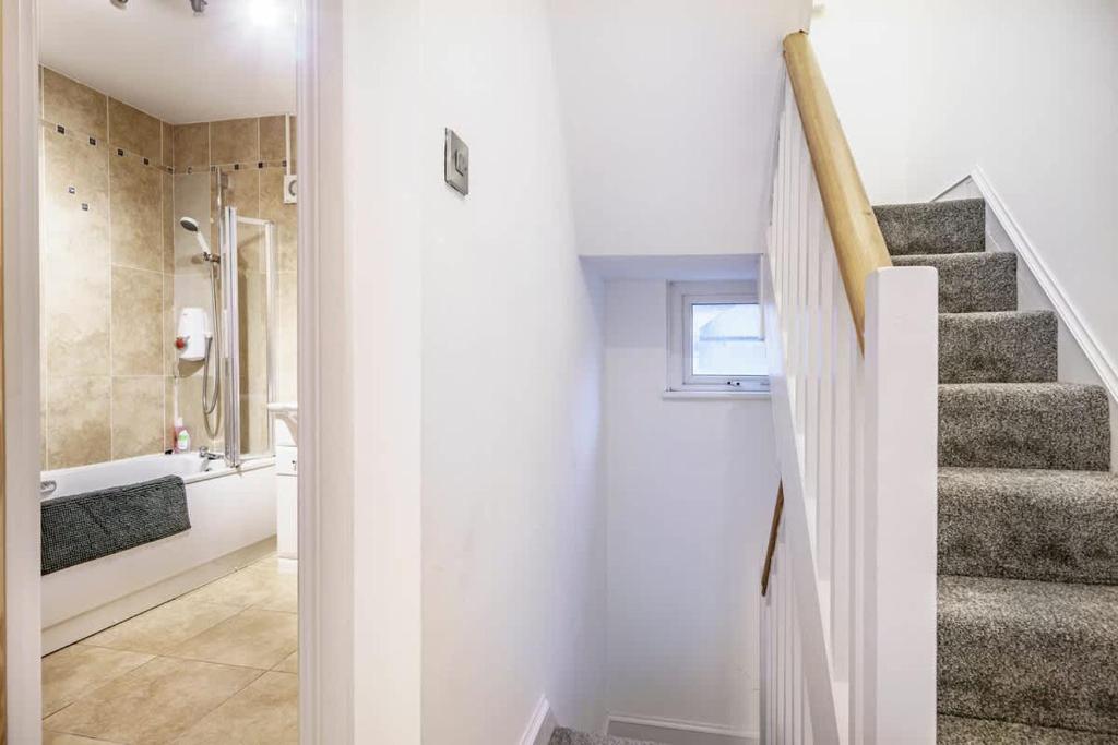 Fotografie z fotogalerie ubytování Central Belfast Townhouse Sleeps 8 Beside Ormeau Park v destinaci Belfast