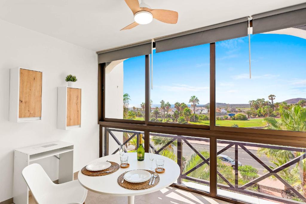 En balkon eller terrasse på Golden Sunset And Golf Views in Amarilla Golf PH35