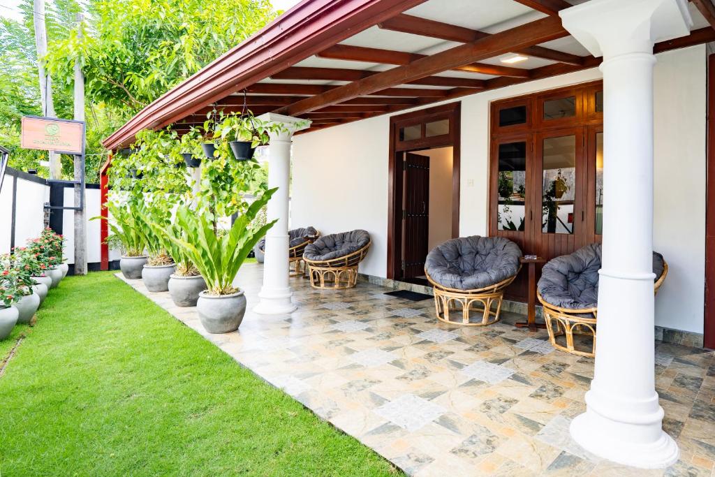 un patio con sillas y plantas en una casa en Lira Unawatuna, en Unawatuna