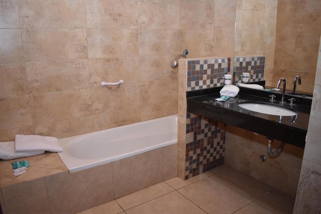 General AchaにあるHotel A Puro Campoのバスタブと洗面台のあるバスルーム