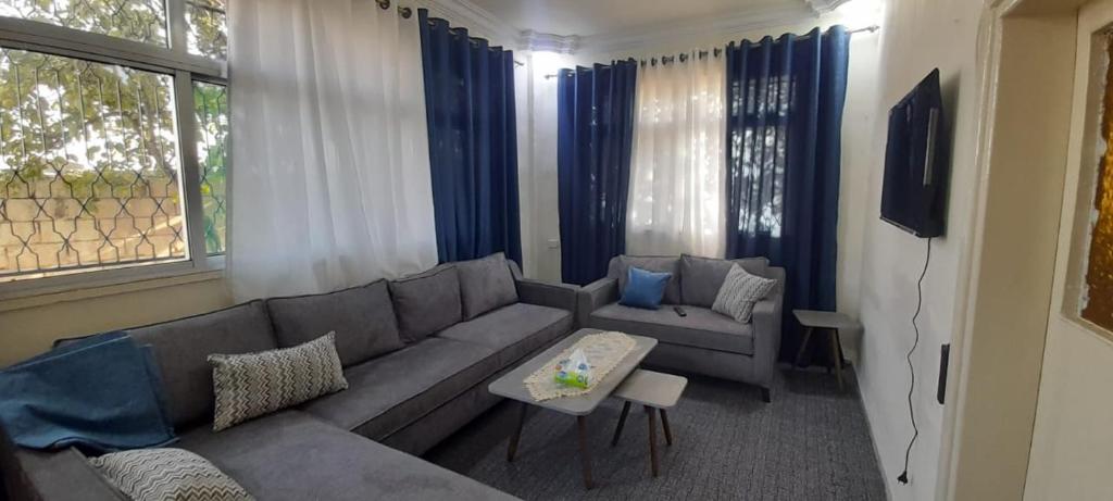 Χώρος καθιστικού στο Two Palms Housing