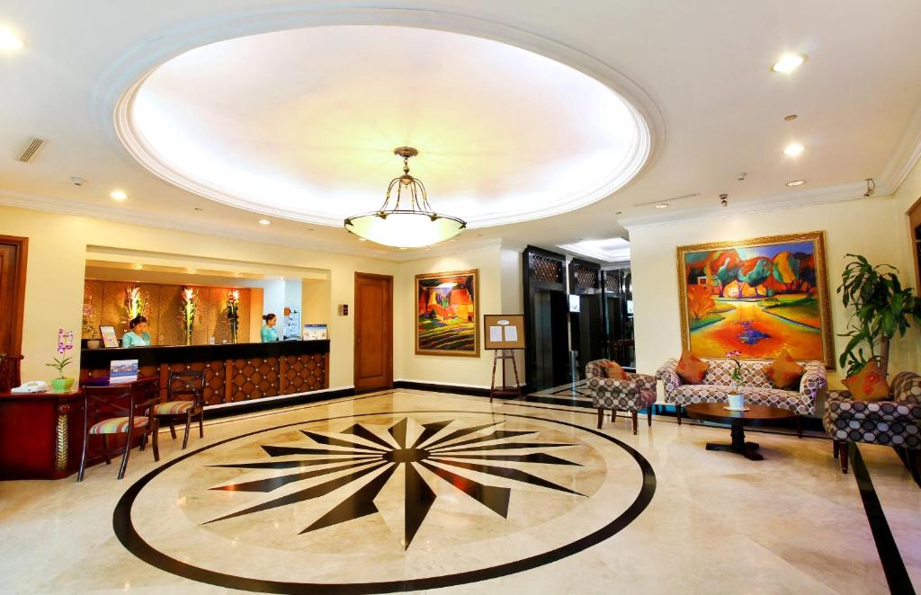 The lobby or reception area at Oxford Suites Makati