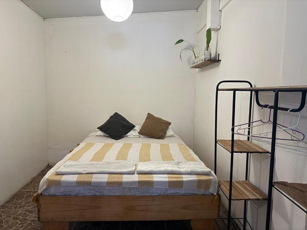 Giường trong phòng chung tại Maudie