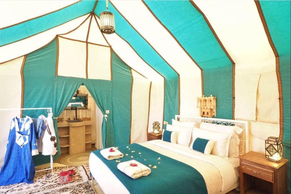 Ένα ή περισσότερα κρεβάτια σε δωμάτιο στο Desert Night Luxury Camp