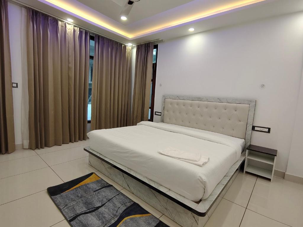 En eller flere senge i et værelse på The Warm Palace Home