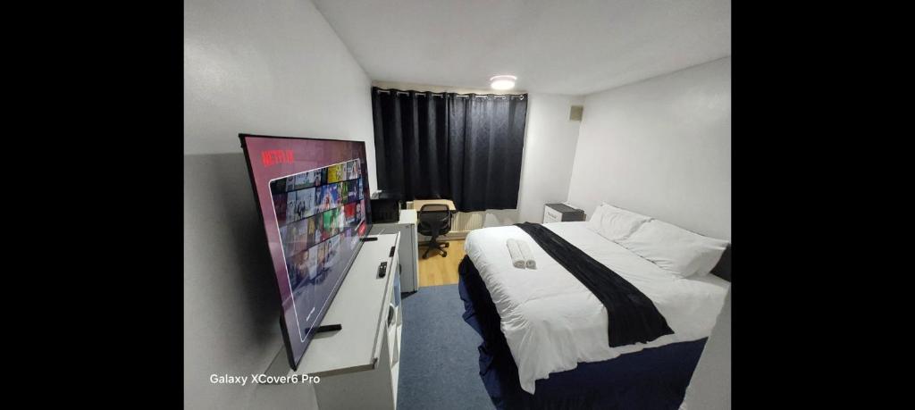 Μια τηλεόραση ή/και κέντρο ψυχαγωγίας στο AwayHome Guest Rooms