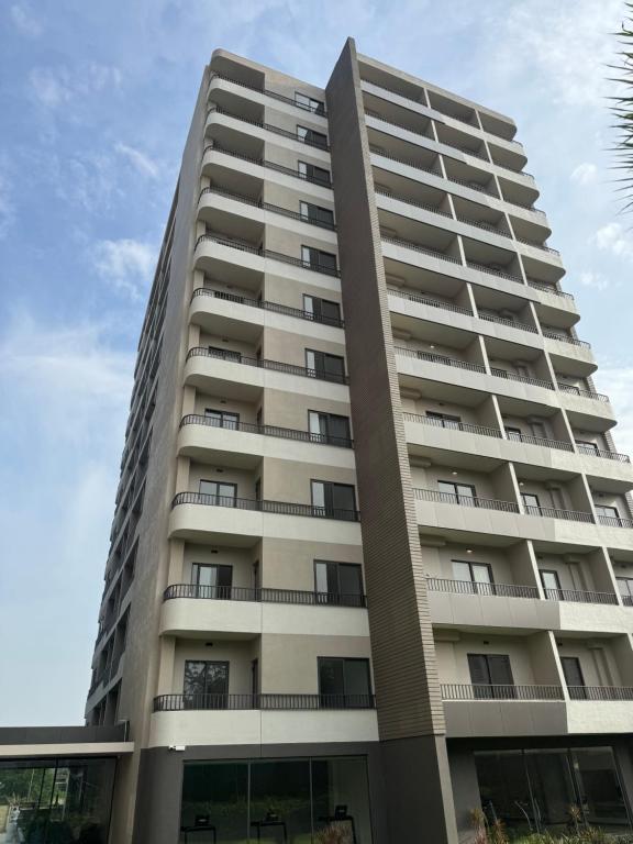 Un edificio alto y blanco con balcones. en Ebs legend at Bante apartments, en Accra