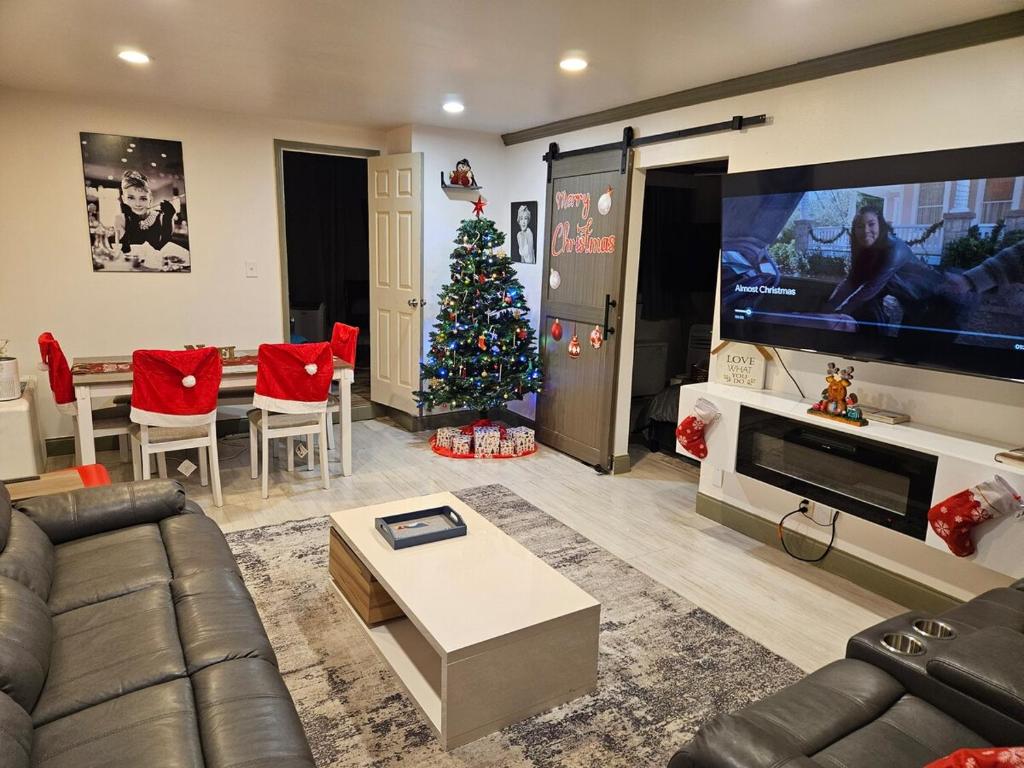 TV a/nebo společenská místnost v ubytování Modern 3BR Condo - Heart of ATL