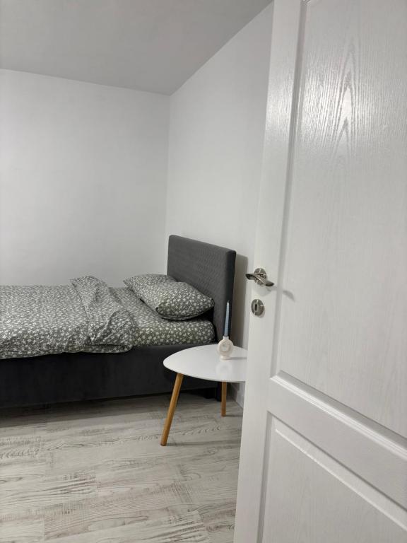 una camera con letto, tavolo e porta di Amy's Home a Craiova