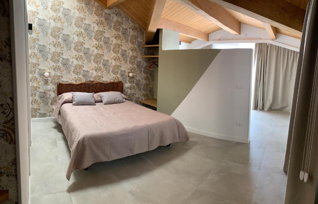 Ένα ή περισσότερα κρεβάτια σε δωμάτιο στο Casetta Randi 26