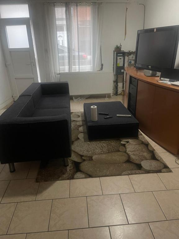 Μια τηλεόραση ή/και κέντρο ψυχαγωγίας στο Ntunu