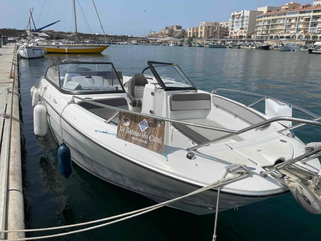 Φυσικό τοπίο κοντά σε αυτό το πλωτό κατάλυμα