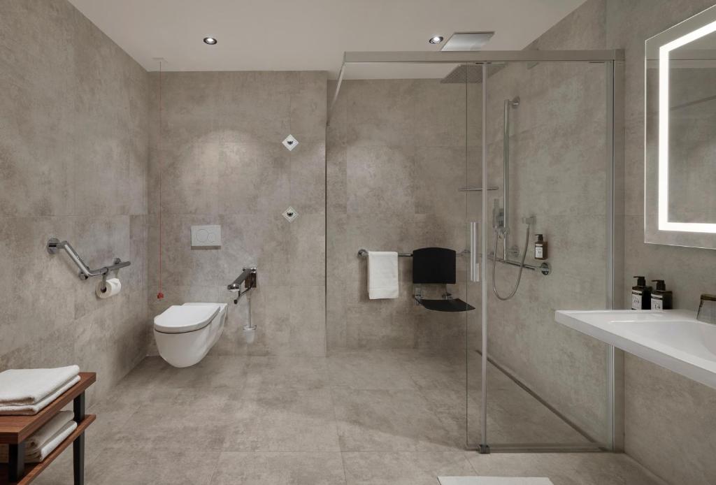 Phòng tắm tại Hotel Schwarzer Adler Innsbruck