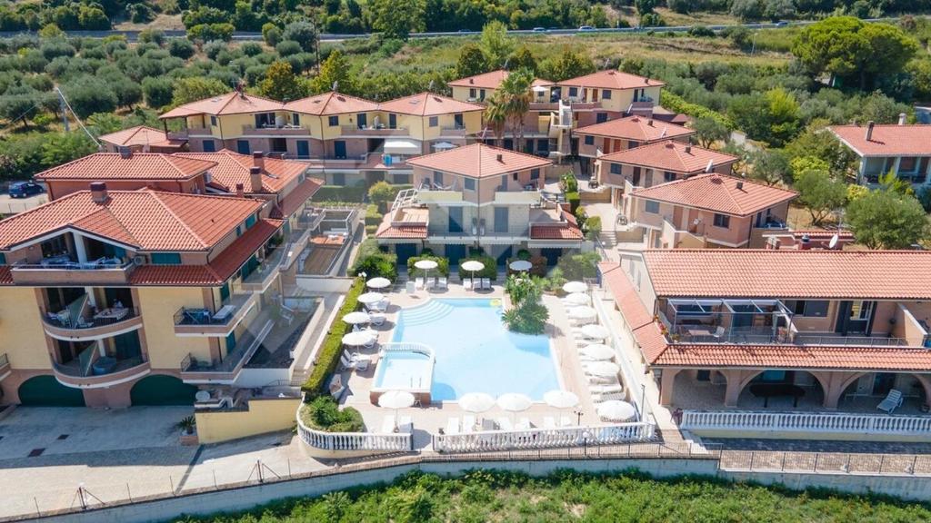 een luchtfoto van een huis met een zwembad bij Holihome Vascello B26 in Tortoreto Alto