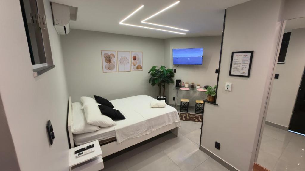 Μια τηλεόραση ή/και κέντρο ψυχαγωγίας στο Flats do Cabo e Suítes