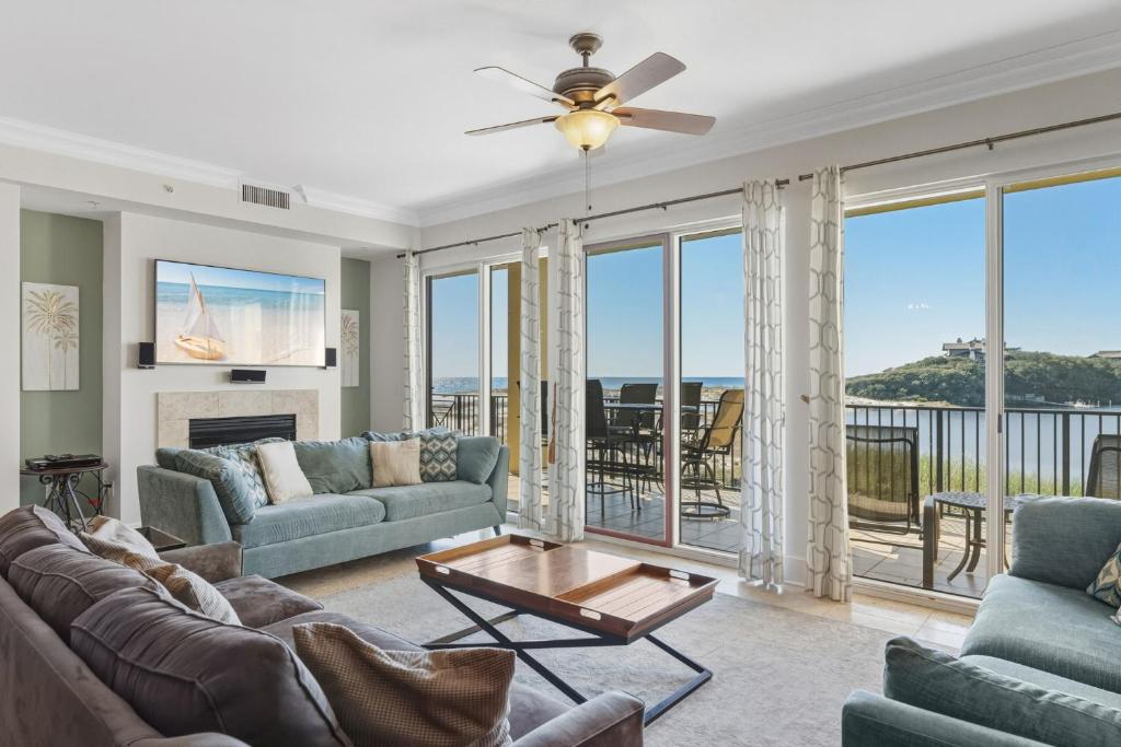 Sanctuary by the Sea 1122 by Newman-Dailey في بلو ماونتين بيتش: غرفة معيشة بها أريكة وطاولة
