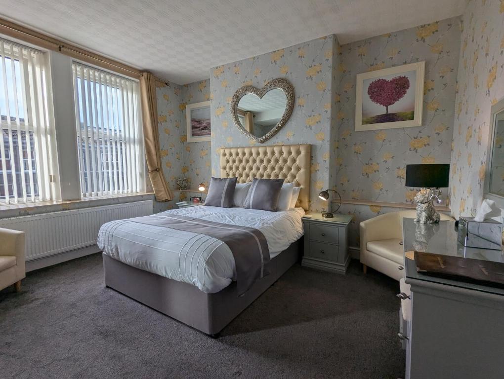 Postel nebo postele na pokoji v ubytování Valentine Lodge Over 21 Adult Couples Only