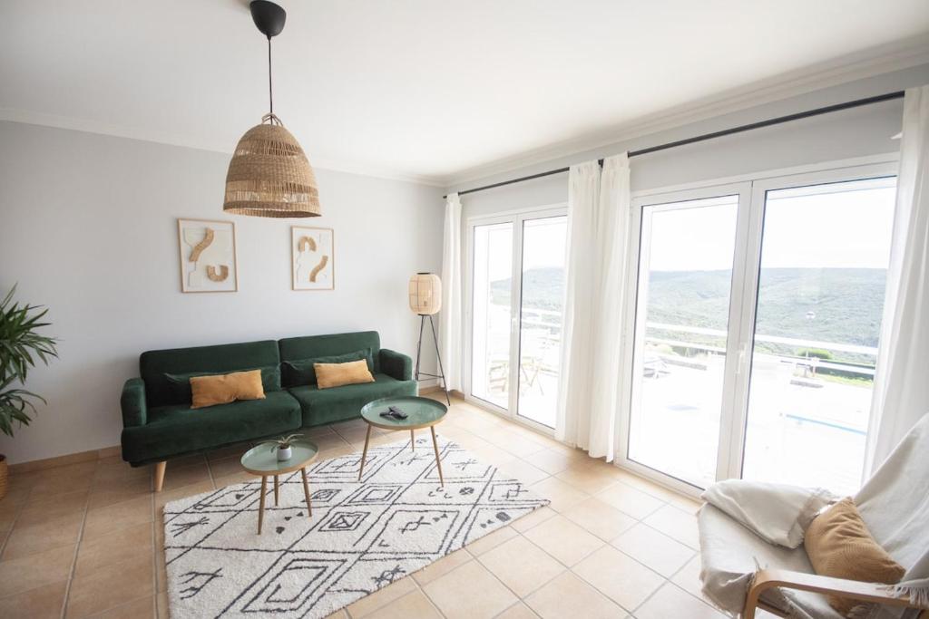 Χώρος καθιστικού στο Arrifana Hideaway - Beautiful Seaview Apartment