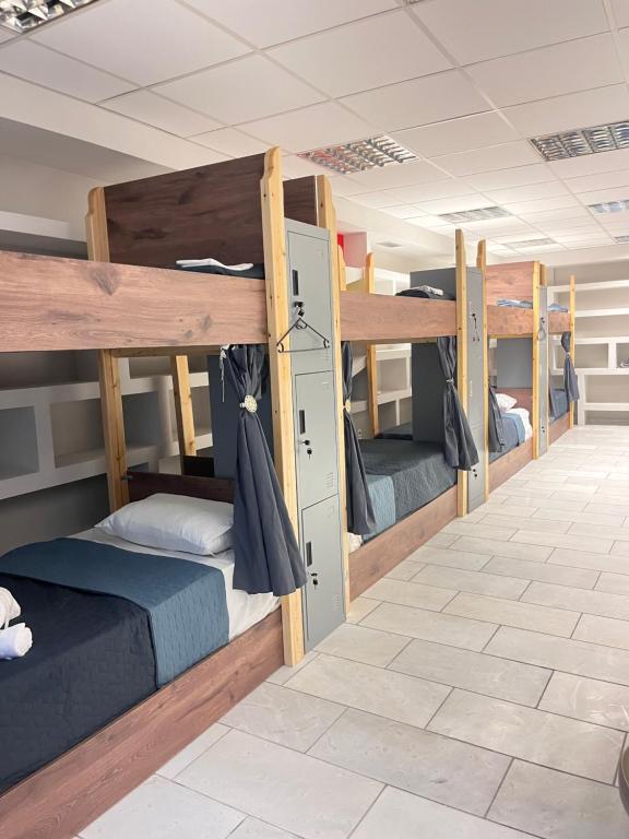 Nicole sharing apartments في أثينا: صف من الأسرة بطابقين في غرفة النوم