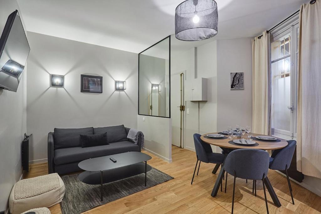 Apartment Center of Paris by Studio prestige
