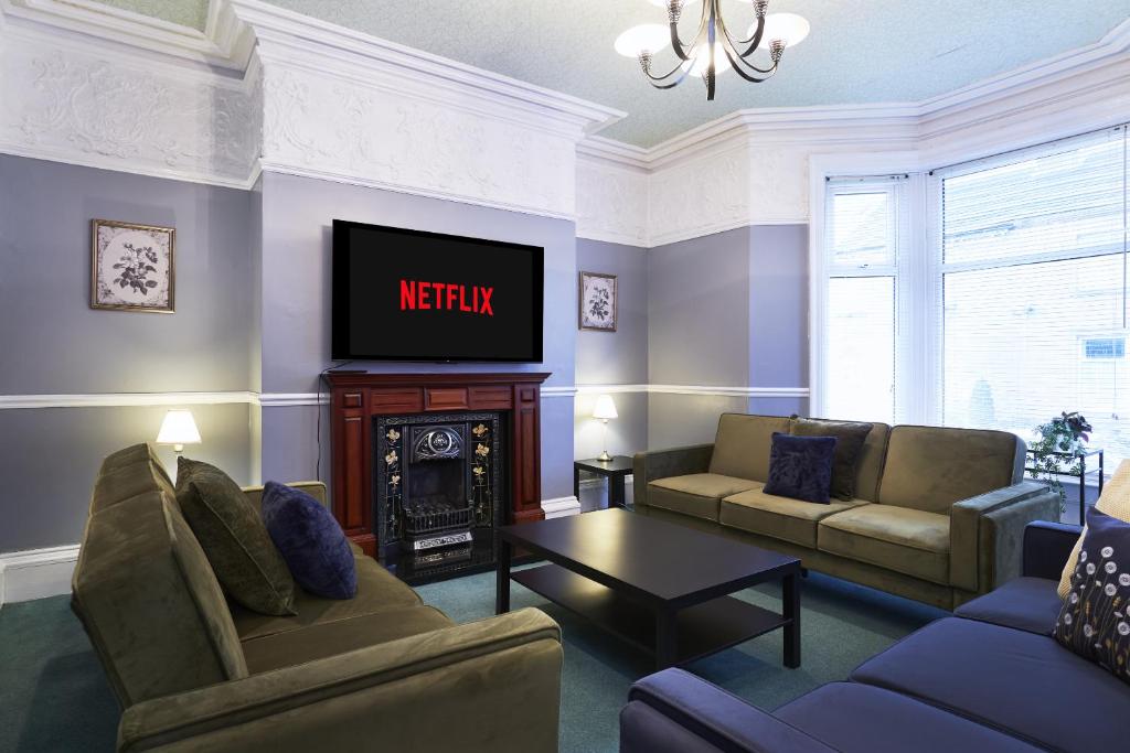 Posezení v ubytování Hayy Contractor House 5 Bedroom Huddersfield Sleeps 18