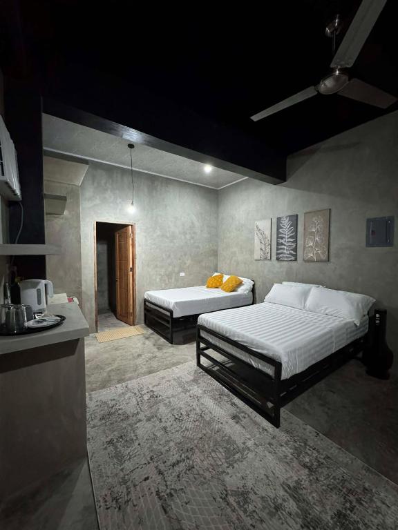 Una cama o camas en una habitación de greyhouse moalboal