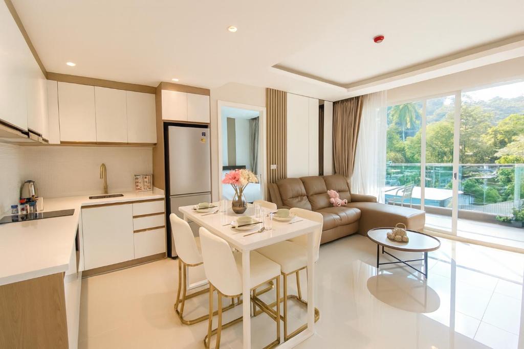 Η κουζίνα ή μικρή κουζίνα στο Bright Modern 2BR Condo Near Central with Pool, Gym & Mountain View