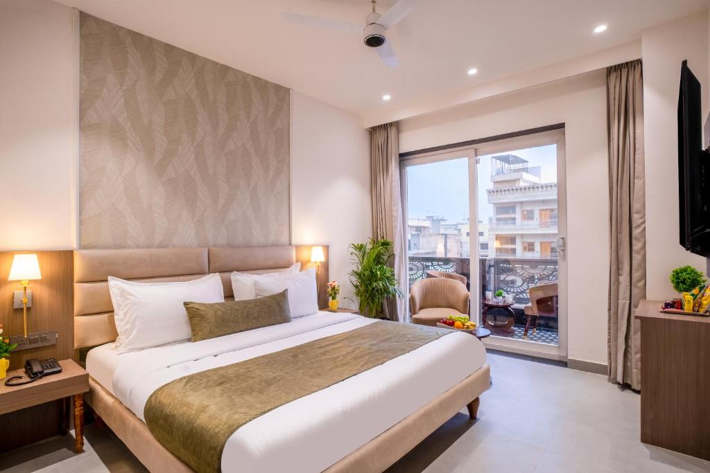 Postel nebo postele na pokoji v ubytování Miran Hotel & Suites - Mathura Road Faridabad