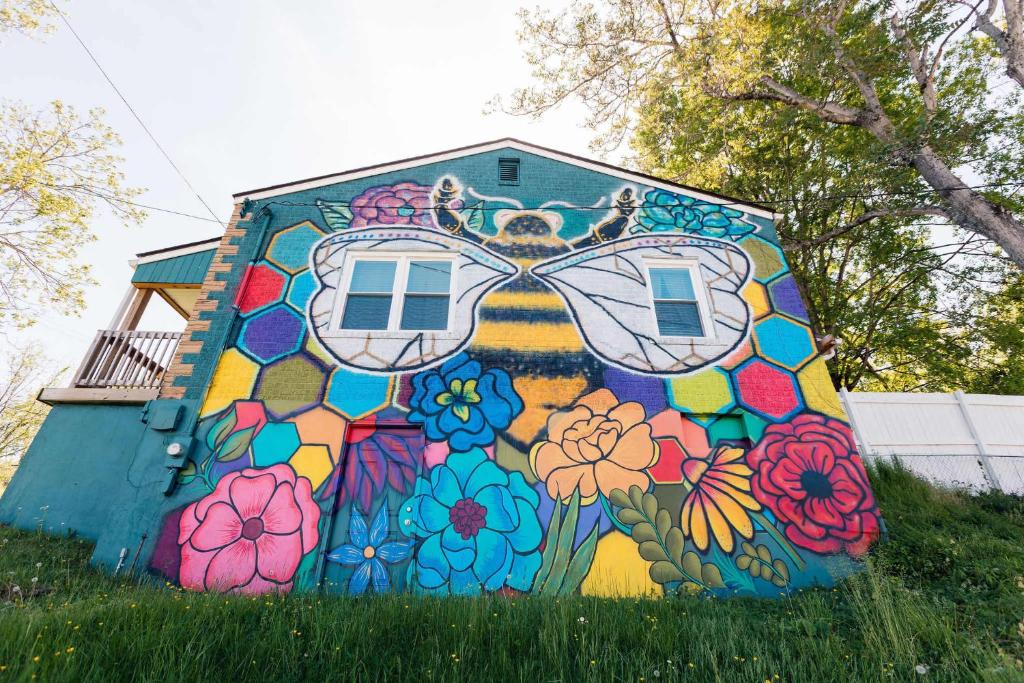 Κήπος έξω από το Honeybee Bungalow with Hot Tub