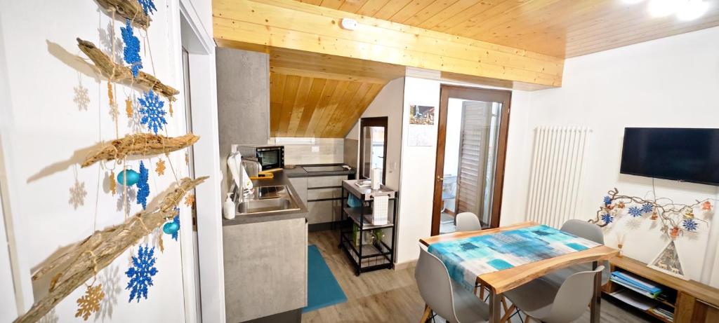 Køkken eller tekøkken på Trilocale mansardato nel cuore della Val Di Fiemme